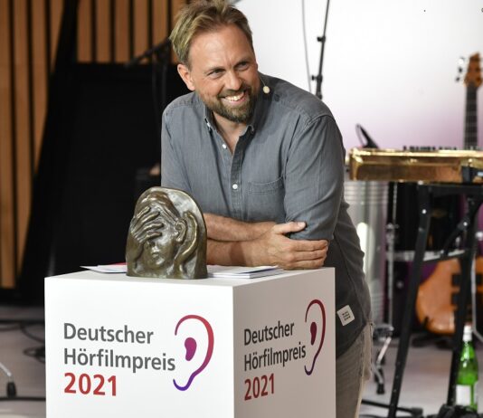 Steven Gätjen moderiert den Deutschen Hörfilmpreis 2022