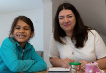Mutter und Tochter am Tisch