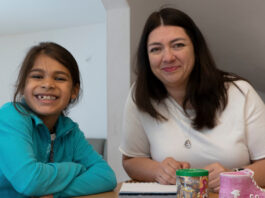Mutter und Tochter am Tisch