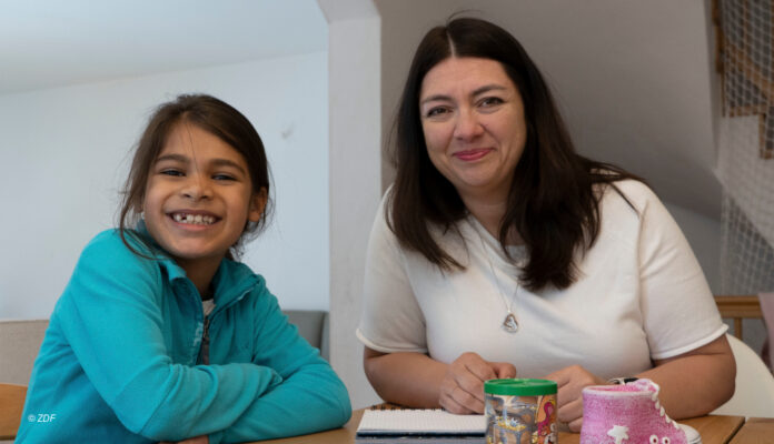 Mutter und Tochter am Tisch