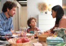 Familie am Esstisch