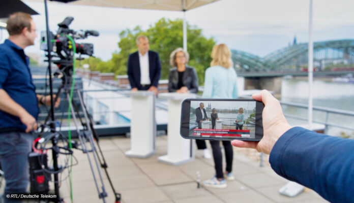 Smartphone vor einem TV-Set