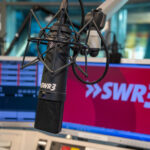 Mikrofon vor Bildschirm mit SWR3 Logo