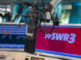 Mikrofon vor Bildschirm mit SWR3 Logo