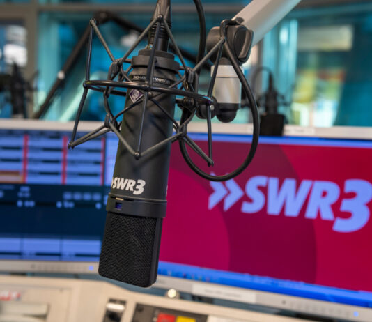 Mikrofon vor Bildschirm mit SWR3 Logo