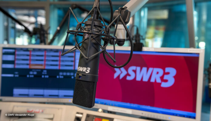 Mikrofon vor Bildschirm mit SWR3 Logo