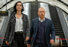 Priya Shamsie und Max Arnold im Bahnhof