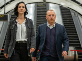 Priya Shamsie und Max Arnold im Bahnhof