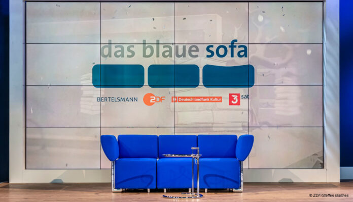 Das blaue Buchmesse-Sofa