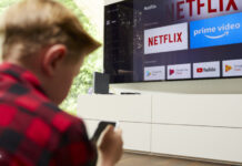 Kind vor Fernseher mit Netflix Logo
