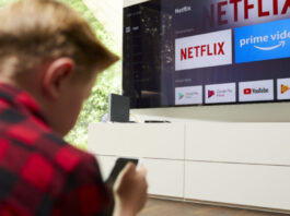 Kind vor Fernseher mit Netflix Logo