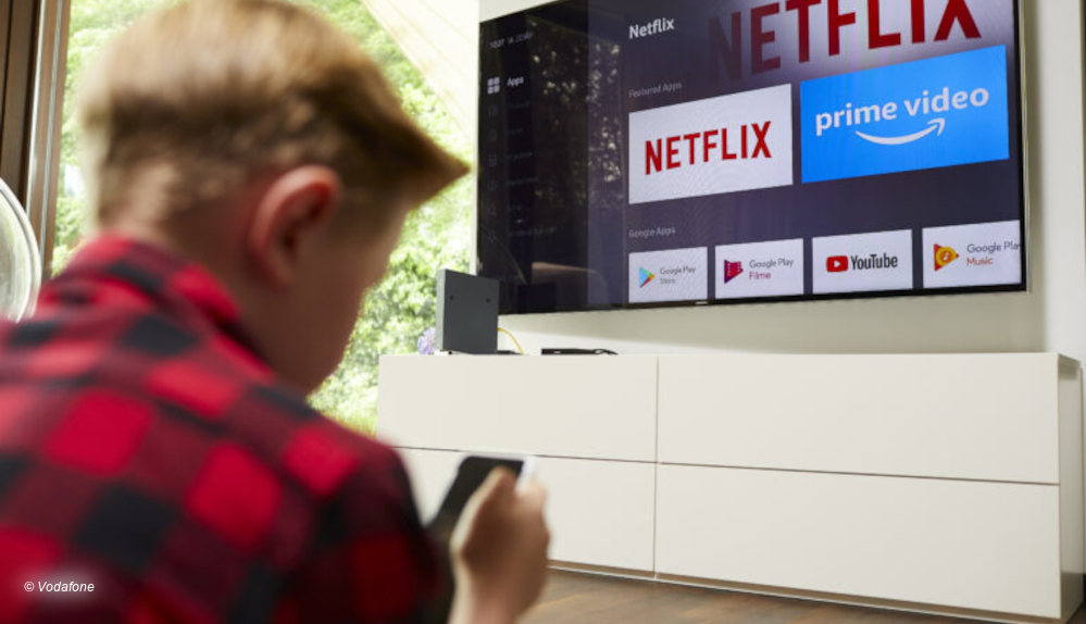 Kind vor Fernseher mit Netflix Logo