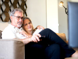 Ehepaar Fernsehen Couch Fernbedienung