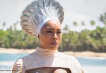 Angela Bassett am Strand