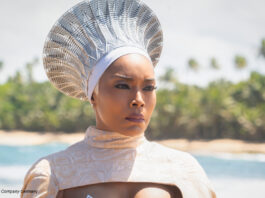 Angela Bassett am Strand