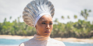 Angela Bassett am Strand