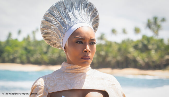 Angela Bassett am Strand