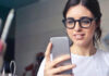 frau handy brille