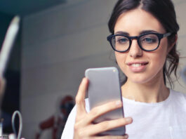 frau handy brille