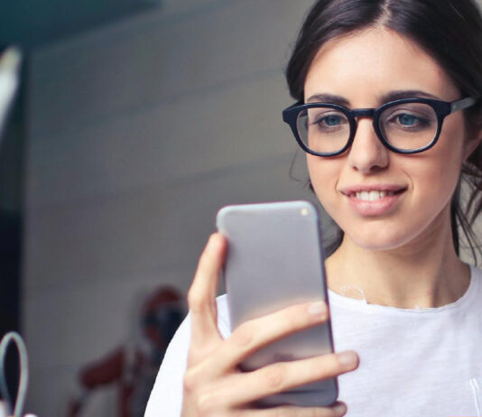 frau handy brille