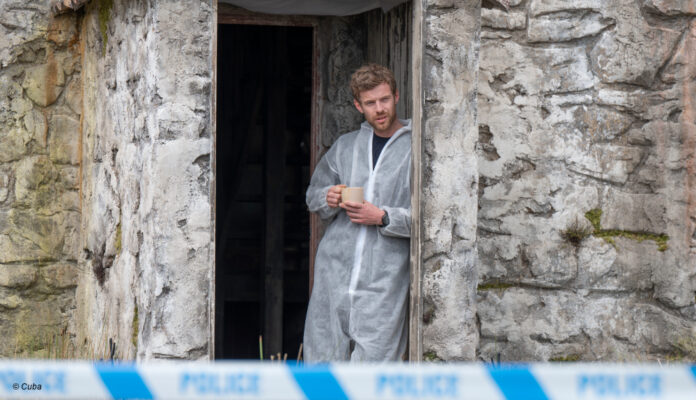 Simon Hunter in einer Hütte