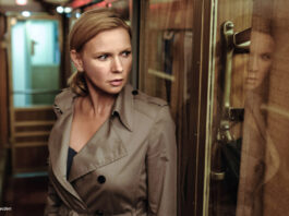 Veronica Ferres in einem Gang