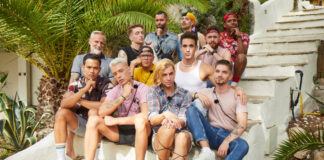 Der Cast von "Mr Gay Germany" auf einer Treppe