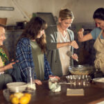 Frauen backen einen Kuchen