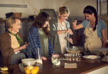 Frauen backen einen Kuchen