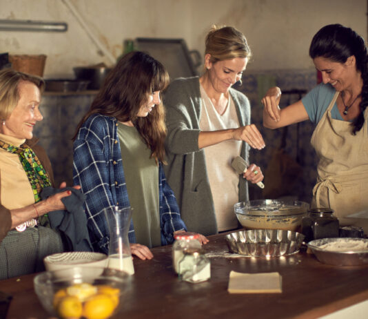 Frauen backen einen Kuchen