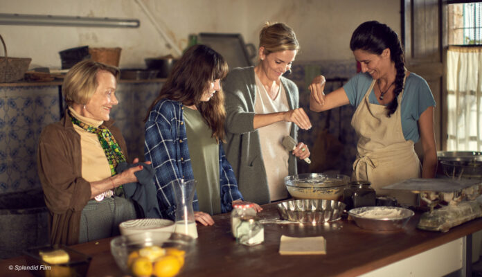 Frauen backen einen Kuchen