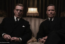 Zwei Männer im Anzug auf Couch in MGM+ Serie "A Spy Among Friends"