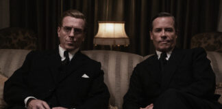 Zwei Männer im Anzug auf Couch in MGM+ Serie "A Spy Among Friends"