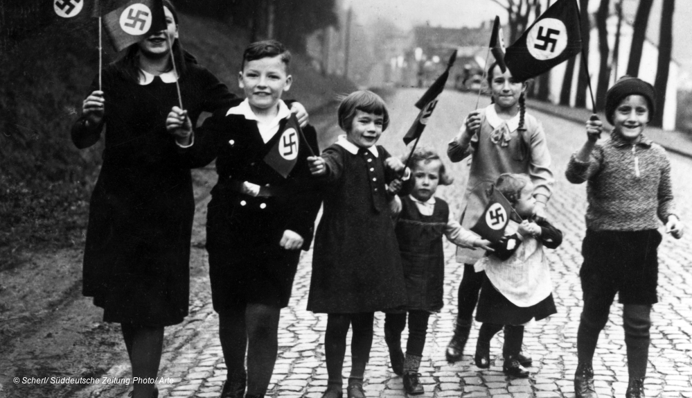 Kinder mit Hakenkreuz-Flaggen in "Berlin 1933"