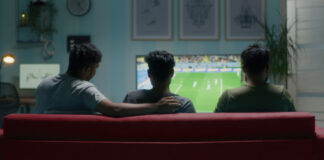 Drei Männer schauen Fußball