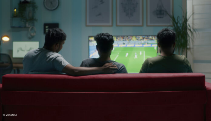 Drei Männer schauen Fußball