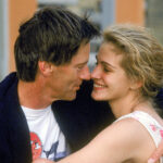 Julia Roberts und Sam Shepard in einer romantischen Szene aus dem Film "Die Akte". Die beiden schauen sich verliebt an.