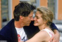 Julia Roberts und Sam Shepard in einer romantischen Szene aus dem Film "Die Akte". Die beiden schauen sich verliebt an.