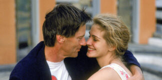 Julia Roberts und Sam Shepard in einer romantischen Szene aus dem Film "Die Akte". Die beiden schauen sich verliebt an.
