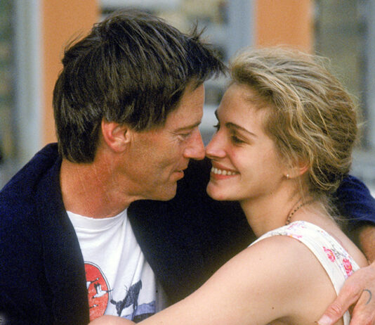 Julia Roberts und Sam Shepard in einer romantischen Szene aus dem Film "Die Akte". Die beiden schauen sich verliebt an.