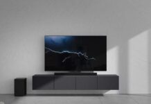 LG Soundbar mit Subwoofer vor Fernseher, auf dessen Display ein Blitz zu sehen ist. Vorschau auf die LG Neuheiten bei der CES 2023