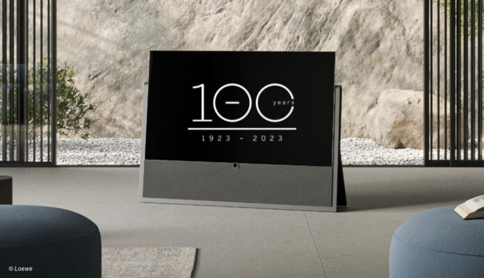 Fernseher mit 100 Jahre Loewe Logo