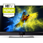 Metz Lunis 42 OLED TV mit Test Siegel vom HDTV Magazin. Ein farbenfroher Papagei ist auf dem sonst schwarzen Bildschirm zu sehen.