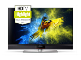 Metz Lunis 42 OLED TV mit Test Siegel vom HDTV Magazin. Ein farbenfroher Papagei ist auf dem sonst schwarzen Bildschirm zu sehen.