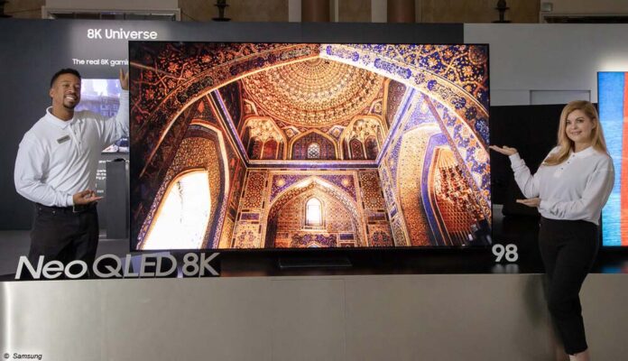 Präsentation eines Samsung Neo QLED 8K TV auf der CES 2023