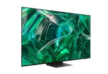 Neuer Samsung TV von 2023 auf der CES in Las Vegas, Beispielbild vor weißem Hintergrund. Der Bildschirm zeigt grüne Animationen.