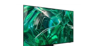 Neuer Samsung TV von 2023 auf der CES in Las Vegas, Beispielbild vor weißem Hintergrund. Der Bildschirm zeigt grüne Animationen.