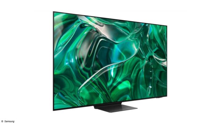 Neuer Samsung TV von 2023 auf der CES in Las Vegas, Beispielbild vor weißem Hintergrund. Der Bildschirm zeigt grüne Animationen.