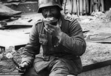Soldat auf Trümmern