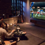 Freunde schauen Fußball im Wohnzimmer auf LG TV